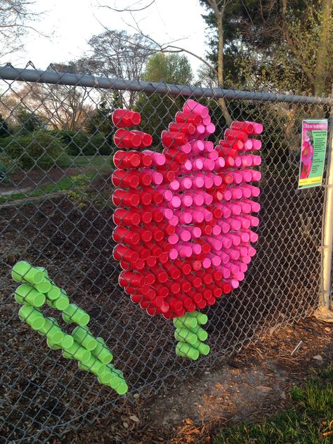 Solo cups in chain link fence at #JCRA Fencing Ideas, Front Yard Fence, Farm Fence, Fence Art, Diy Website, Wire Fence, School Garden, Fence Decor, Chain Link Fence