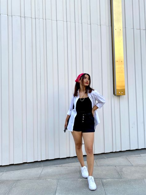 Outfits With Red Bandana, Red Bandana Hairstyles, Black Bandana Outfit, Bandana Outfits For Women, Red Bandana Outfit, Bandana Outfit Summer, College Outfits Indian Girls, College Outfits Indian, Bandana Outfit