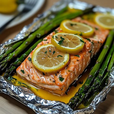 Baked Salmon in Foil with Asparagus and Lemon Garlic Butter Sauce - Baked Salmon In Foil, Bacon Cheeseburger Meatloaf, Beef Tips And Noodles, Lemon Garlic Butter Sauce, Mexican Casserole Recipe, Salmon In Foil, Chicken Parmesan Pasta, Chicken Pasta Bake, Bbq Bacon