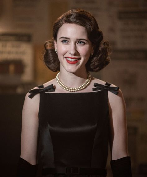 Why Midge Never Got A Dramatic Breakup Haircut On The Marvelous Mrs. Maisel #refinery29 https://www.refinery29.com/en-us/2019/08/241641/the-marvelous-mrs-maisel-midge-hairstyle-meaning Christopher Reeves, Alex Borstein, Amy Sherman Palladino, The Marvelous Mrs Maisel, Marvelous Mrs Maisel, Mrs Maisel, Big Tv, Rachel Brosnahan, Big Little Lies