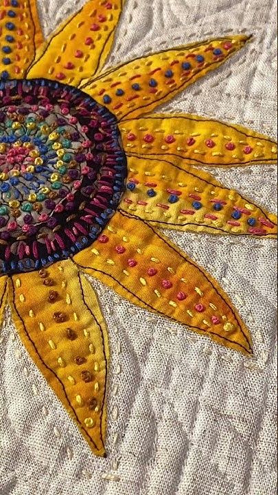 Sunflower Quilts Ideas, Sunflower Applique, Sunflower Patch, Textiles Inspiration, Sunflower Quilts, Patchwork Hoodie, Repurposed Denim, Creative Textiles, Applique Quilt Patterns