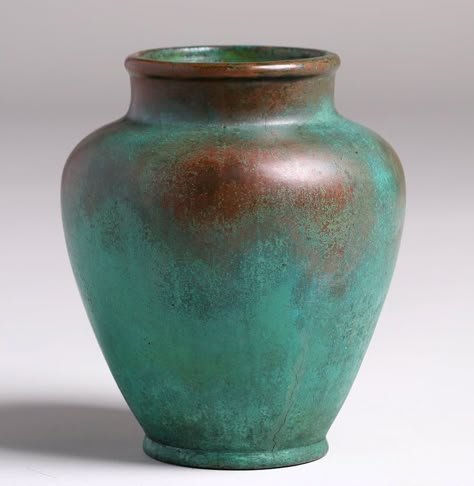 5669. Clewell copper-clad pottery vase with very nice green-brown original patina.  Minor splitting and surface scuffs to original patina.  Signed.  7″h x 5.75″d $750 Patina Pottery, Patina Art, Vasos Vintage, Cement Vase, Aluminum Foil Art, Patina Green, Patina Paint, Miniature Pottery, Mexican Home Decor