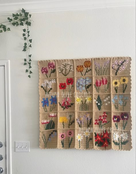 Vintage Crochet Tapestry, Crochet Blanket Display Ideas, Crochet Canvas, Crochet Tapestry Granny Squares, Floral Tapestry Pattern, Crochet Blanket Tapestry, Tapestry Crochet Aesthetic, Crochet Flower Tapestry Pattern, Cottagecore Crochet Tapestry