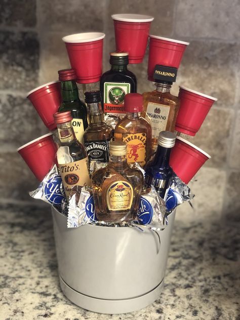 Shooters Gift Basket, Liquor Gifts For Men, Beer Bottle Bouquet, Rum Gift Basket Ideas, Gifts For Alcohol Lovers, Liquor Bouquet For Men, Shooter Bouquet Alcohol, Liquor Gift Baskets Men, 21 Birthday Centerpiece Ideas