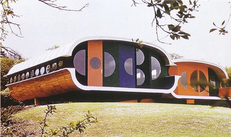 60's Pop Art buildings Architecture Cool, Atomic Space Age, Houses Architecture, Futuristic Home, Unusual Homes, Mid Century Architecture, Mid Century Modern House, Retro Futurism, Mid Century House