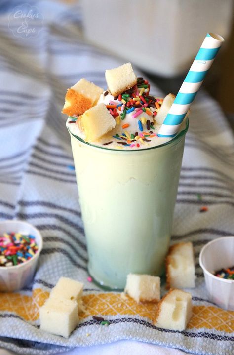 Birthday Cake Milkshake Birthday Cake Milkshake, Cake Milkshake, Cookies And Cups, Honey Glazed Ham, Birthday Drinks, Milkshake Recipes, Milk Shakes, S'mores, Cool Birthday Cakes