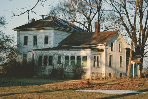 Every old run down abandoned home was someone's brand new dream house...once upon a time!                                      Flickr photo Black And White Home Exterior, Run Down House, White Home Exterior, Old Manor, Old Abandoned Houses, Old Farmhouse, Abandoned Buildings, Abandoned Houses, Old Buildings