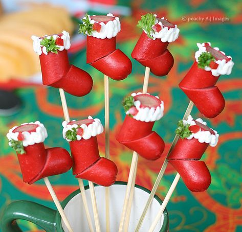 Hotdog Christmas Stockings Best Christmas Appetizers, Christmas Candy Easy, Easy Christmas Candy Recipes, Peach Kitchen, Decorações Com Comidas, Christmas Candy Recipes, Christmas Menu, Xmas Food, Samos