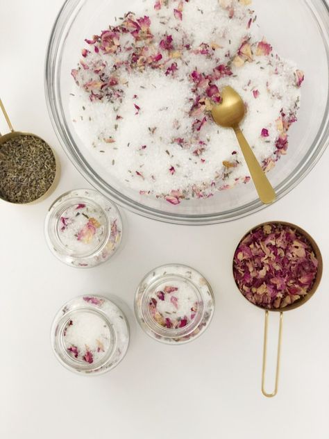 DIY soothing bath salts | epsom salts + essential oils + dried lavender and rose petals | easy self care treat yo self | fun natural DIY Bath Tea Recipe, Savon Diy, Bath Salts Recipe, Bath Salts Diy, Bath Recipes, Soothing Bath, Bath Tea, Diy Roses, Dried Rose Petals