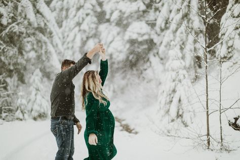 Snow Maternity Pictures, Snowy Maternity Photos, Snow Maternity Photos, Winter Pregnancy Photoshoot, Baltic Born Dress, Outdoor Maternity Pictures, Bump Outfits, Winter Maternity Pictures, Winter Maternity Shoot