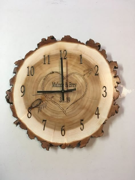 Wood Clock Design, Wood Log Crafts, Tree Slice, Willow Wood, Wood Slice Crafts, Diy Clock Wall, Wood Burning Crafts, Wall Clock Design, 1st Anniversary Gifts