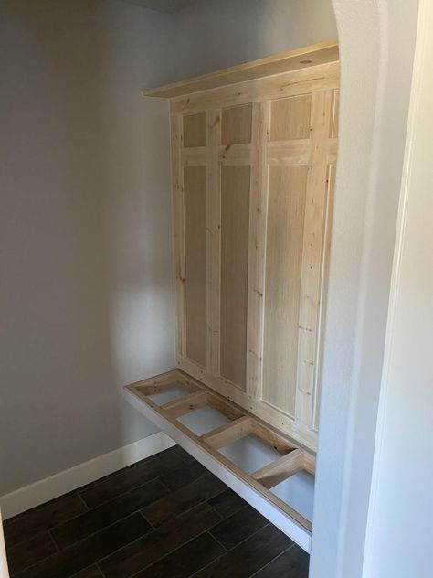 Mud Room Bench Under Window, Entryway Bench Nook, Mudroom Floating Bench, Built In Foyer Bench Entrance, Floating Entry Bench, Built In Drop Zone Ideas, Floating Mudroom Bench, Backpack Nook Entry Ways, Built In Floating Bench