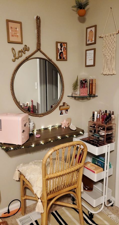 Boho style vanity with floating shelves Small Bedroom Hacks Diy, Small Vanity With Shelves, Floating Shelves Makeup Vanity, Small Vanity Ideas Bedroom Floating Shelves, Floating Vanity Shelves, Diy Vanity Shelf Ideas, Diy Vanity Area, Diy Vanity Desk Ideas Small Spaces, Floating Bedroom Vanity