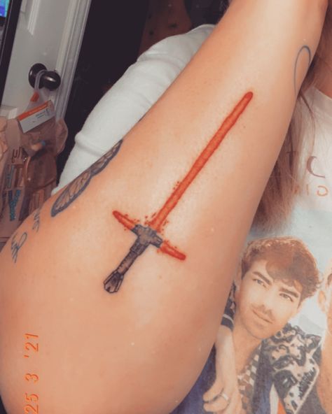 Kylo Lightsaber Tattoo, Kylo Ren Tattoo Ideas, Kylo Ren Lightsaber Tattoo, Kylo Ren Tattoo, Tats Aesthetic, Castle Tattoos, Lightsaber Tattoo, Kylo Ren Lightsaber, Red Lightsaber