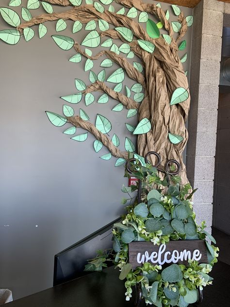 Enchanted Forest Classroom Display, Tree Library Display, Earth Theme Decoration, Enchanted Forest School Decorations, Forest Backdrop Diy, Forest Theme Classroom Decorations, Classroom Tree Diy, Enchanted Forest Classroom Theme, Enchanted Forest Classroom