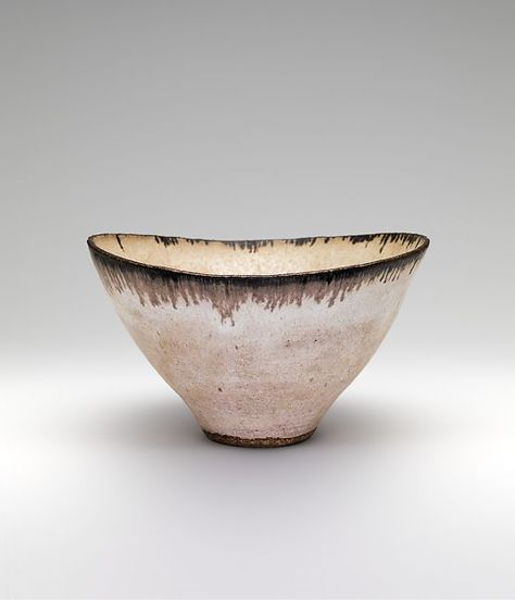 Lucie Rie, Contemporary Pottery, Modern Pottery, Bowl Designs, Beautiful Bowls, Decorative Pottery, Pottery Designs, Ceramic Dishes, Plates And Bowls