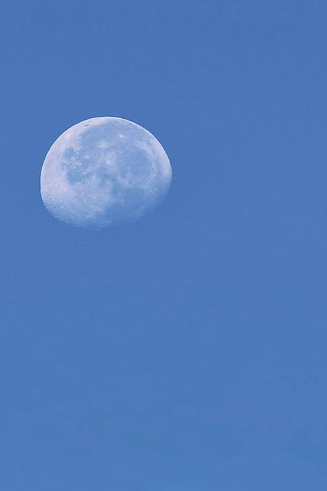 Morning Moon Sky, Moon In Morning Sky, Blue Morning Aesthetic, Blue Annotations, Moon In Blue Sky, Blue Moon Aesthetic, Sky Moon Aesthetic, Moon During The Day, Moon In The Morning