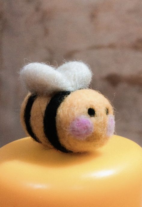 Needle Felting Ideas Animals, Easy Felted Animals, Felting Animals Easy, Needle Felt Bee, Things To Needle Felt, Needle Felted Disney, Easy Needle Felting Ideas For Beginners, Felting Ideas Easy, Cute Felting Ideas