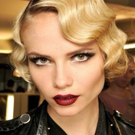 Comment faire un maquillage années 20 ? Flapper Makeup, 20s Hair, Gatsby Hair, Finger Wave Hair, 50s Hairstyles, 1920s Hair, Finger Wave, Hair Colorful, Glamour Vintage