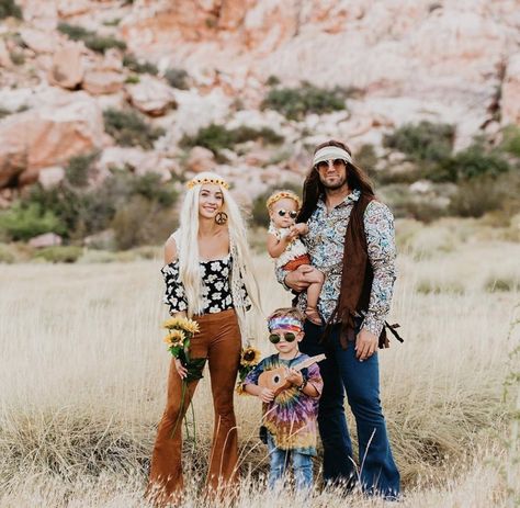 Matching Family Halloween Costumes, Creative Halloween Costume Ideas, Family Themed Halloween Costumes, Hippie Costume Halloween, Themed Halloween Costumes, Hippie Grunge, Hippie Halloween, Classic Halloween Costumes, Art Hippie