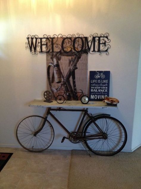 Cool DIY: A non-trivial use of an unnecessary bike | My desired home Bicycle Table, Recycled Decor, Bicycle Decor, Old Shutters, Old Bicycle, Bicycle Shop, Entry Tables, Ways To Recycle, Bicycle Art