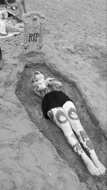 black metal on beach – Google Търсене People At The Beach, Summer Punk, Dark Summer, Summer Goth, Psychobilly, Goth Aesthetic, Gothic Beauty, Day At The Beach, Soft Grunge