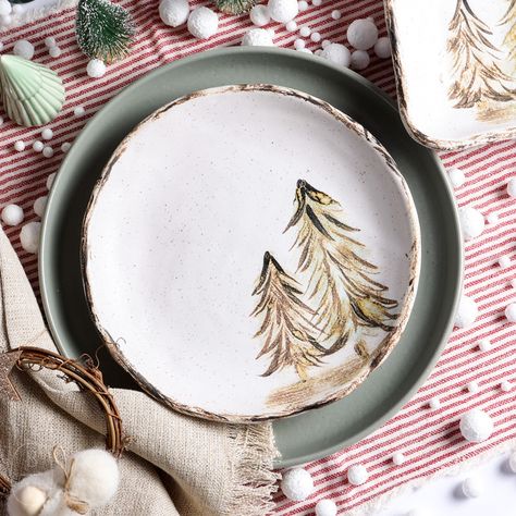 Etta B Christmas Pottery Woodland Tree Round Salad Plate – Bella Vita Gifts & Interiors Hand Painted Christmas Plates, Ceramic Christmas Plates, Christmas Pottery Ideas Ceramics Plates, Holiday Pottery Ideas, Pottery Painting Ideas Christmas, Christmas Dishes Dinnerware, Christmas Plate Ideas, Christmas Pottery Ideas, Holiday Pottery