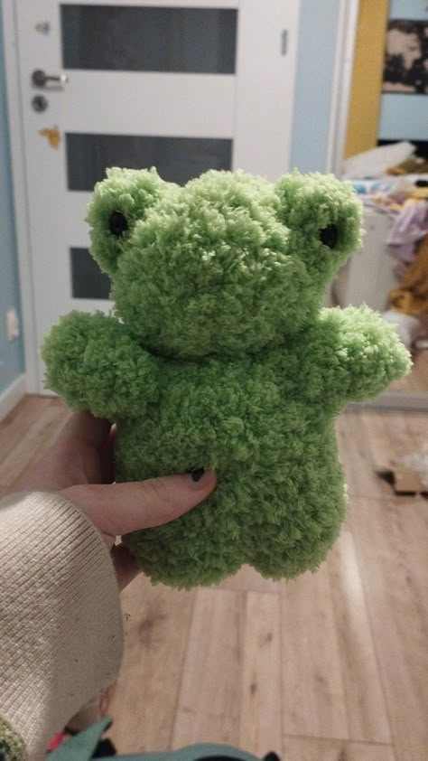 Crochet Stuffed Animals Fluffy Yarn, Fluffy Crochet Amigurumi, Crochet Green Animal, Frog Crochet Plushie, Fluffy Yarn Crochet Patterns, Fluffy Crochet Plushies, Fluffy Wool Crochet, Green Crochet Animals, Crochet Ideas With Green Yarn