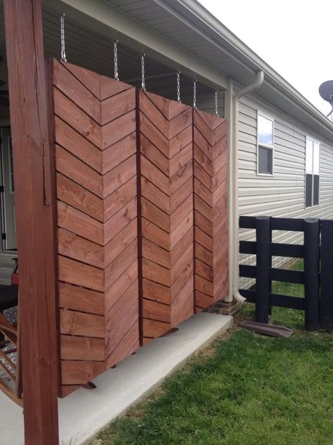 DIY-Chevron Privacy Screen Apartment Halloween, Diy Privacy Fence, Diy Balcony, Privacy Fence Designs, Patio Privacy, Cheap Backyard, Backyard Privacy, Privacy Walls, Apartment Diy