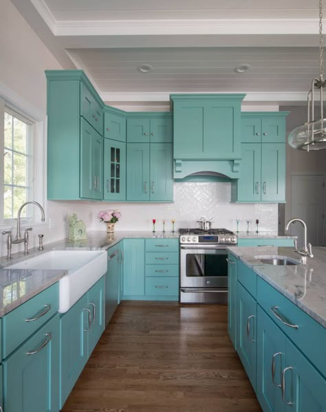 Turquoise Kitchen Cabinets, Teal Kitchen Cabinets, Turquoise Cabinets, Aqua Kitchen, Deco Pastel, Beach Style Decorating, Collection Decor, Turquoise Kitchen, Teal Kitchen