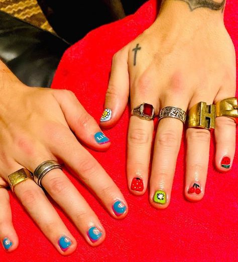 Harry Styles' Best Manicures, Nail Art of All Time: Pics One Direction Nails, Harry Styles Hands, Harry Styles Nails, Mens Nails, Edgy Nails, Nail Swag, Minimalist Nails, Dream Nails, Funky Nails