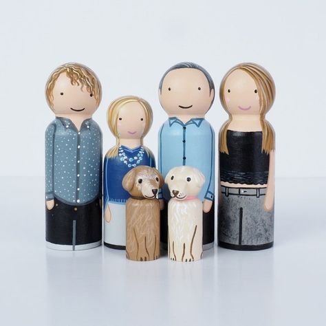 Family Peg Dolls, Peg Doll Family, Diy Angels, Wood Peg Dolls, Peg People, Doll Family, Custom Family Portrait, Valentine Photo, Peg Doll