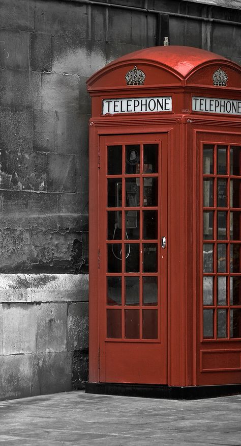 London Telephone booth iPhone wallpaper Red Telephone Booth, Art Development, London Phone Booth, Red Telephone, Iphone Macbook, Photoshop Digital Background, Blurred Background Photography, Desktop Background Pictures, Blur Background Photography