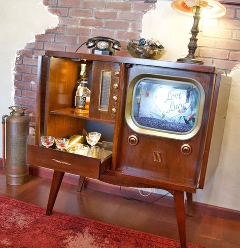 Stairs Vintage, Old Tv Cabinet, 1950s Bar, Antique Radio Cabinet, 1950s Radio, Custom Fish Tanks, Tv Ideas, Tv Cabinet Design, Cabinet Bar