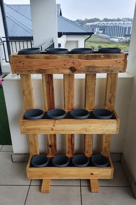 If you have some left over pallets and need a weekend DIY project for your porch or backyard, check out these awesome vertical pallet garden ideas, plant holders and herb gardens for inspiration! #palletgarden #gardenideas #diy #palletideas Pallet Garden Ideas Diy, Pallet Garden Ideas, Vertical Pallet Garden, Herb Garden Pallet, Pallet Projects Garden, Jardim Diy, نباتات منزلية, Balkon Design, Herb Gardens