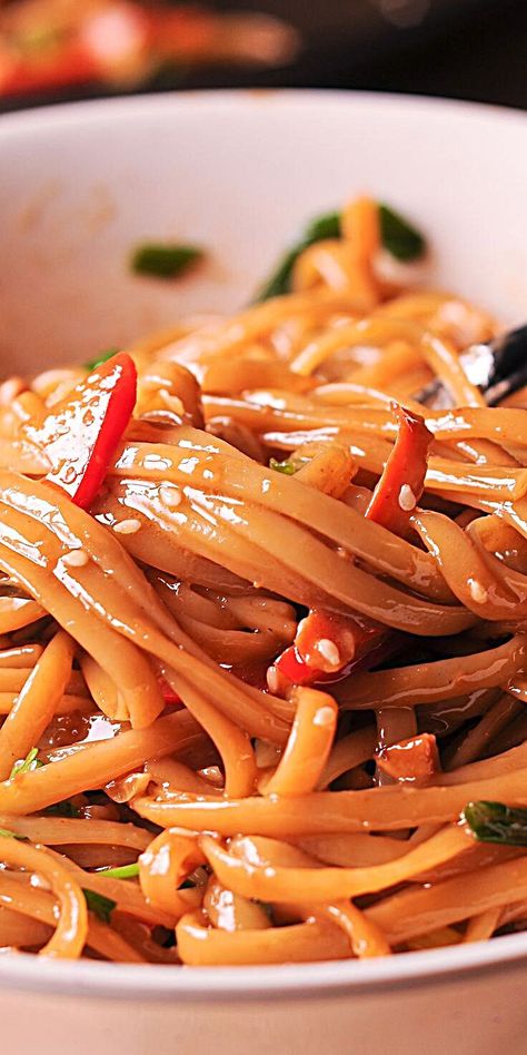 Thai Noodles With Peanut Sauce, Peanut Sauce Thai, Healthy Soy Sauce, Noodles With Peanut Sauce, Spicy Asian Noodles, Pasta Spicy, Thai Recipes Noodles, Asian Pasta, Vegetarian Noodles Recipes