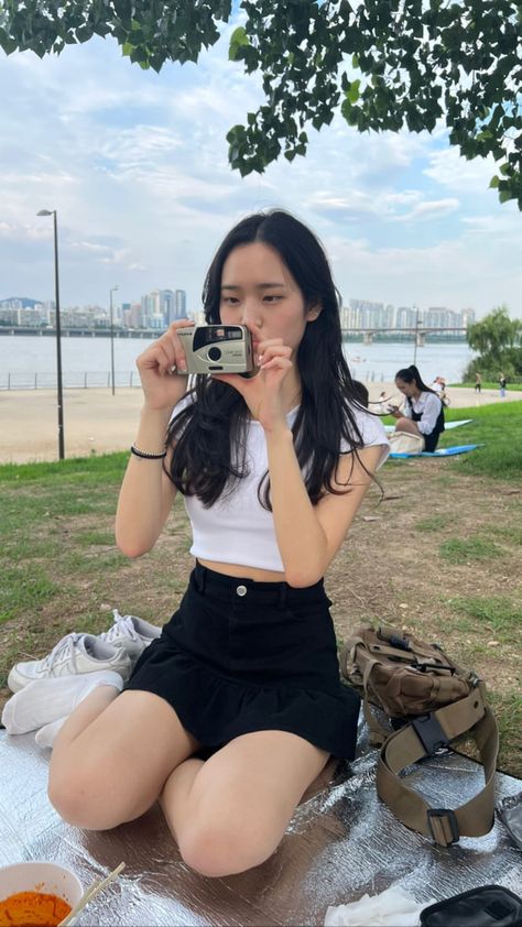 Tracy Sohn, 사진 촬영 포즈, Pic Pose, Casual Day Outfits, Iconic Photos, Cute Poses, Korean Street Fashion, Fashion Poses, Aesthetic Outfits