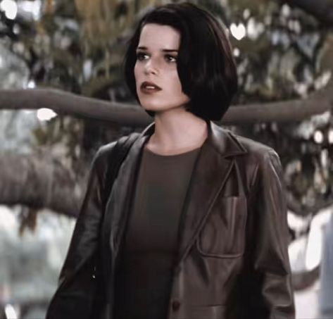 Scream 2 Sidney, Scream 2 Sidney Prescott, Sidney Prescott Short Hair, Neve Campbell Hair, Sydney Prescott Outfit, Suzie Toller, Sidney Prescott Icon, Scream Sidney Prescott, Marvel Hairstyles