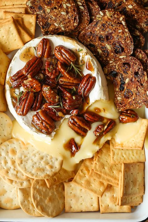 Maple Pecan Baked Brie Thanksgiving Appetizers Dips, Pecan Baked Brie, Baked Brie Recipes, Thanksgiving Appetizers Easy, Brie Recipes, Fall Appetizers, Delicious Thanksgiving, Maple Pecan, Baked Brie