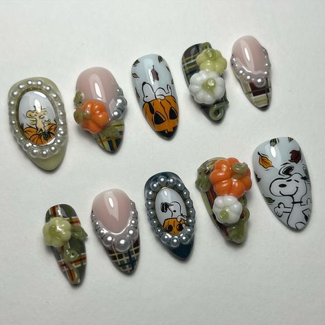 fall snoopy mystery 🎃 @functionofvex code HOTGURL - Plaid Brush - Armor Gel @southtxnailsupply code REALHOT10 - 3D Clay - Gel glue @esvynails code HOTGURL10 - Perfectionist rubber base - Black gel paint #snoopynails #fallbails #pumpkinnails #3dnails #3dnailart Cat Shaped Nails, Halloween Nails Snoopy, 3d Nails Fall, Coffee Bean Nails, Halloween Plaid Nails, Creative Halloween Nails, Halloween Snoopy Nails, Hand Paint Nail Art, Cool Nail Inspo Fall