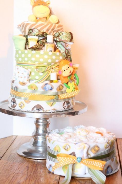 Diy Diaper Cake Tutorial, Blanket Cake, Onesie Cupcakes, Diaper Cakes Tutorial, Diy Diaper Cake, Diy Baby Shower Gifts, Shower Bebe, Quilt Baby, Homemade Baby