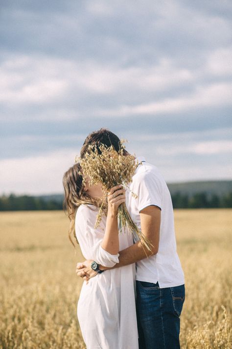 Farm Chic Outfit Boho Style, Engagement Photos With Flowers Bouquets, Garden Prewedding, Picnic Engagement Photos, Prenup Photos Ideas, Prenuptial Photoshoot, Millions Of Followers, Shooting Couple, Pre Wedding Photoshoot Outfit