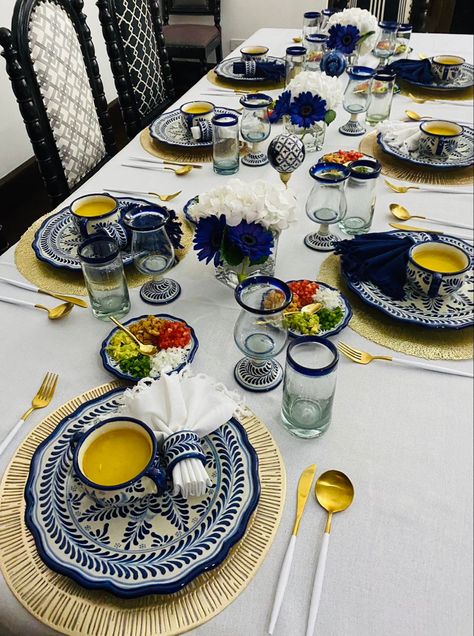 Montaje mesa en azul, blanco y dorado Mexican Dinning Room Table, Talavera Plates Wedding, Talavera Table Setting, Talavera Party Decoration, Talavera Kitchen Decor, Mexican Talavera Kitchen, Talavera Party, Mexican Talavera Decor, Talavera Table