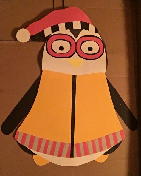 Huggsy Penguin bedtime pal - Paper decoration made from construction paper for a FRIENDS themed 30th birthday party! Birthday Friends Theme, Themed 30th Birthday Party, 40 Th Birthday, Friends Birthday Cake, Birthday Friends, Friends Bridal, Paper Decoration, Joey Tribbiani, Friends Day