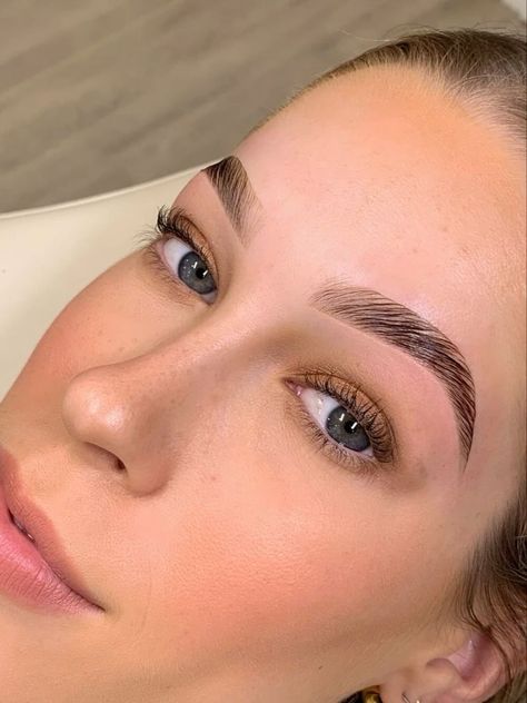 Aprende a realizar Cejas laminadas 😍✨ Eyebrow Lift, Natural Fake Eyelashes, Brow Mascara, Eyelash Lift, Eyebrow Tinting, Brow Lift, Brow Lash, Natural Brows, Brow Tinting