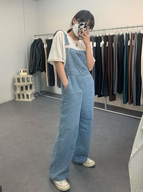 Overalls Korean Outfit, Soft Boyfriend Outfits, Korean Casual Outfits Summer Jeans, Korean Jumper Outfit, Aesthetic Japanese Outfits, Beanie Outfit Korean, Jumper Outfit Korean, Korean Overalls Outfit, Japanese Outfits Casual Street Style