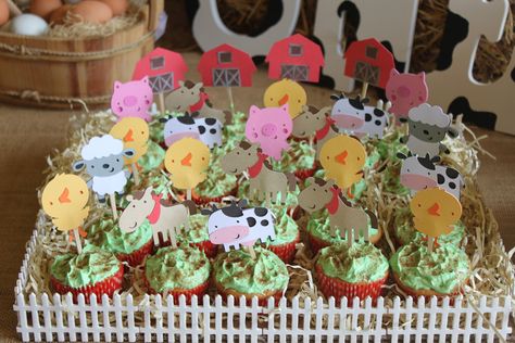 Farm Cupcakes Farm Themed Cupcakes, Farm Cupcakes, Animal Cupcake, Cupcake Inspiration, Animal Cupcakes, How To Make Cupcakes, Farm Party, Themed Cupcakes, Cupcake Liners