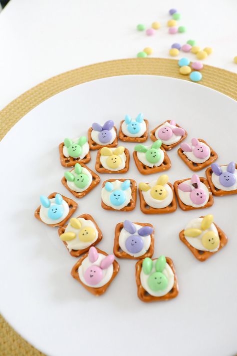 Quick Pretzel Bunny Snacks. - Porsha Carr Blog Bunny Snacks, Bunny Recipes, Rolo Pretzel, Rolo Pretzels, Cream Cheese Frosting Easy, Simple Snacks, Bio Ig, White Candy, Festive Treats