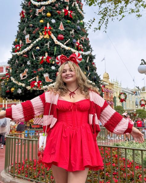 Peppermint Pincess 🤍❤️🍬 The Christmas decor is all coming out, and it’s helping me feel all jolly. 🥹 Hope it’s helping all of you, as well! Plus Christmas outfits are always my favorite kind to wear, so I’m so excited! 🎄 BREAK OUT THE SWEATERS (and ignore the sweat on my face 😜) Had to plan a peppermint candy cane look with these new accessories from @baublebar #gifted !! They also sent me the most lovely holiday pins- swipe to see! 😍 Tis the season for all kinds of treats- hot cocoa, c... Candy Cane Outfit Women, Candy Cane Day At School Outfits, Peppermint Outfit, Candy Cane Outfit, Cane Outfit, Peppermint Candy Cane, Dress Up Day, High School Outfits, Holiday Pins