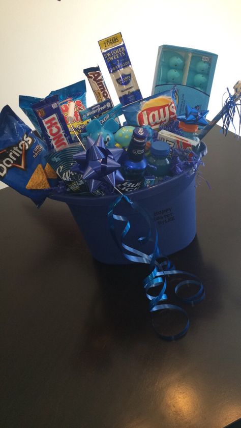 Blue themed men's gift basket filled with goodies! Blue Gift Basket Ideas, Blue Themed Gift Baskets, Blue Gift Basket, Flirty Gift, Christmas Husband, Christmas Gift Baskets Diy, Boyfriend Gift Basket, Baskets For Men, Gift Baskets For Men